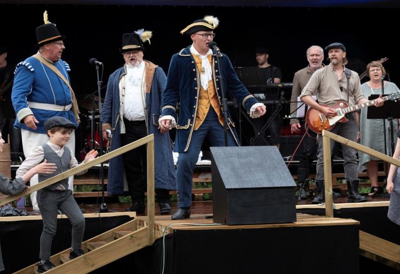 Myllykoskella Wanhan Rautakaupan takapihalla esitettiin Rockoopperaa Kustaa III:n ajalta kesällä 2021, kuninkaan roolissa lauloi Lauri Pönni..