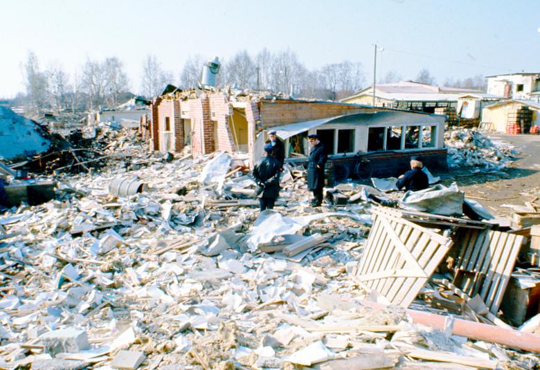 Kuvassa on räjähdyksen jälkeinen tila Lapuan patruunatehtaalla.