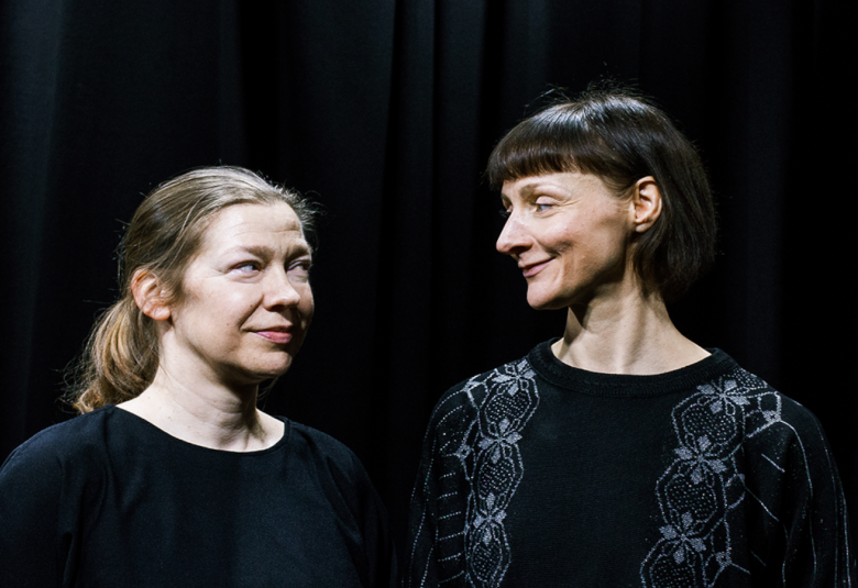 Nina Viitamäen tanssiteos Seinää tuijottavat naiset on Viitamäen ja Satu Rekolan duetto, joka esitetään Koko-teatterissa.