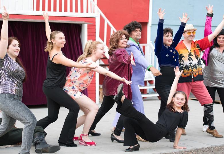 Valkealan kesäteatterin Viihde Pläjäyksen näyttelijäporukka vauhdissa.