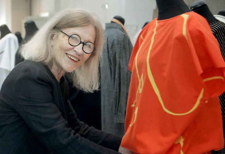 Jutta Ylä-Mononen on kirjoittanut Suomen palkituimman muotoilijan Vuokko Nurmesniemen poikkeuksellisen tarinan kirjassaan Vuokko.