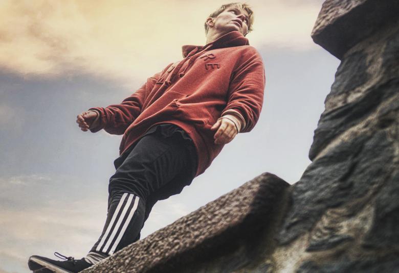 Jukka Tarvaisen ohjaama esitys Alas sieltä – ja muita huomautuksia nähdään Töölönlahden puistossa ja rannalla 20.8.2021 alkaen.