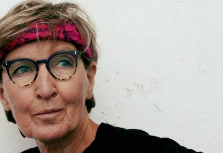 Kuvassa on kasvokuva Pirjo Honkasalosta, jolla on silmälasit ja vaalea villapaita päällään.