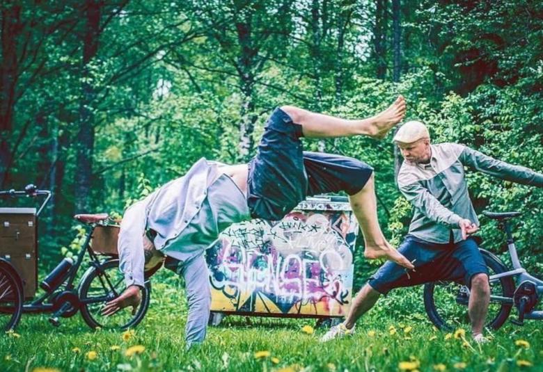 Trash Heroes ryhmään kuuluva ammattitanssija, luokanopettaja jne. Panu Varstala siivoaa koulukiertuellaan mm. rantoja yhdessä oppilaiden kanssa.