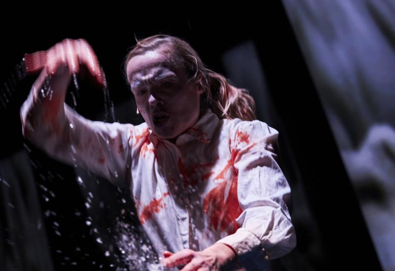 Rovaniemen Teatterin syyskauden ensimmäinen ensi-illassa 11.9.2021 on kantaesitys Anu P. – tarina Posion suuresta naisesta.