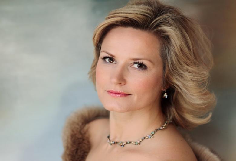 Vaasalaislähtöisen Camilla Nylundin ensiesiintyminen Toscana tapahtuu 16.9.2021 Kansallisoopperan päänäyttämöllä.