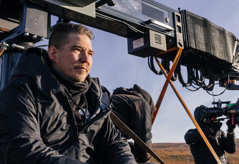 Jalmari Helander Sisun kuvauksissa, jotka alkoivat 21.9.2021 Nuorgamissa.