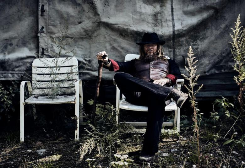 Kiertueohjelmaa kootessa ilmeni, etteivät kaikki Maanalaisen armeijan jäsenet pääse syystä tai toisesta lähtemään, mutta tilalle löytyi "paikkaajat".