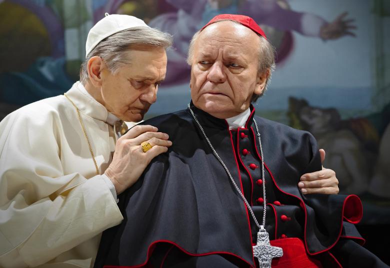 Turun Kaupunginteatterin ja Tampereen Työväen Teatterin yhteistuotanto Kaksi paavia näytelmän paaveina Esko Roine ja Asko Sarkola.