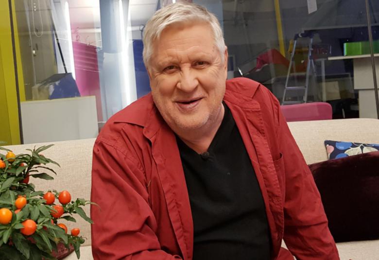 Kari Väänänen vaihtuu Mielensäpahoittaja Eskorttia etsimässä -elokuvan Tarmon rooliin kesken kuvausten Aake Kallialan loukkaannuttua tapaturmassa. 