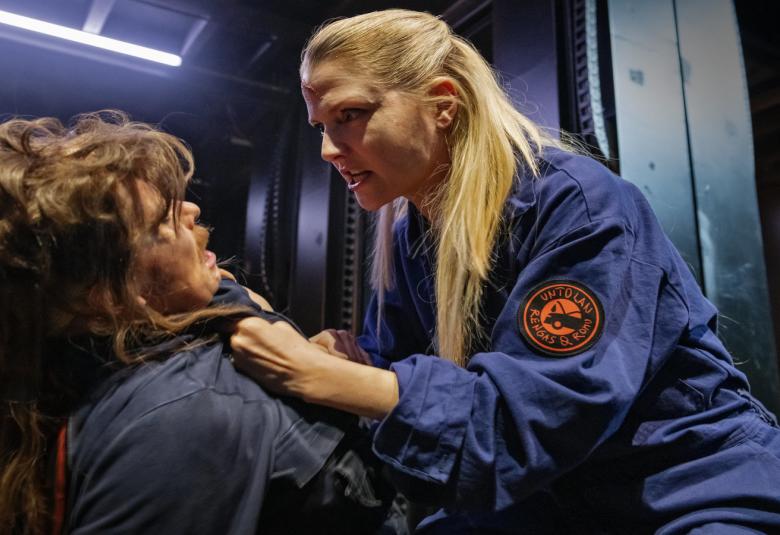 Turun Kaupunginteatterin pienellä näyttämöllä ensi-iltansa saa 3.9.2021 Kullervo-näytelmä, kuvassa Minna Hämäläinen ja Helmi-Leena Nummela, joka on näytelmän Kullervo. 