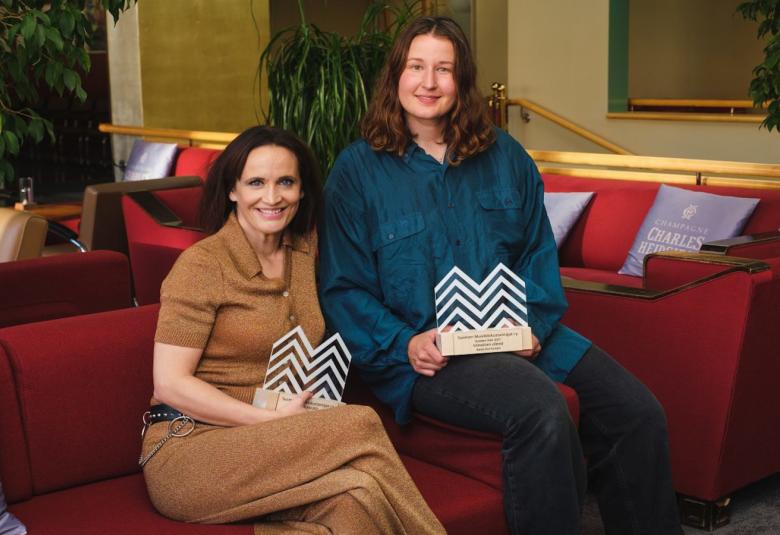 Suomen Musiikkikustantajat ry valitsi vuoden 2021 biisiksi Maija Vilkkumaan ja Kaisa Korhosen säveltämän ja sanoittaman Viimeinen elämä -kappaleen.