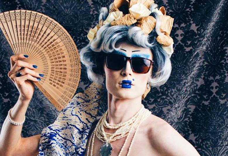 Kansallisteatterin Punch Up! -teoksessa esiintyy mm. Mira Eskelinen alias Miss Vinyl Envy.