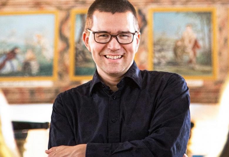 Piano Espoo-festivaalin 2021 taiteellisena johtajana toimii viimeistä kauttaan pianotaiteilija Paavali Jumppanen. 