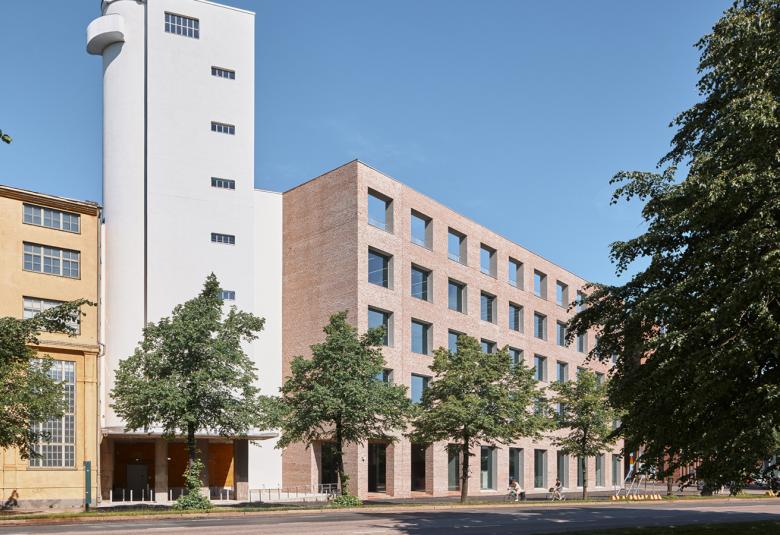 Taideyliopiston uusi rakennus Mylly sijaitsee Sörnäisten rantatiellä Helsingissä ja on nyt valmis.