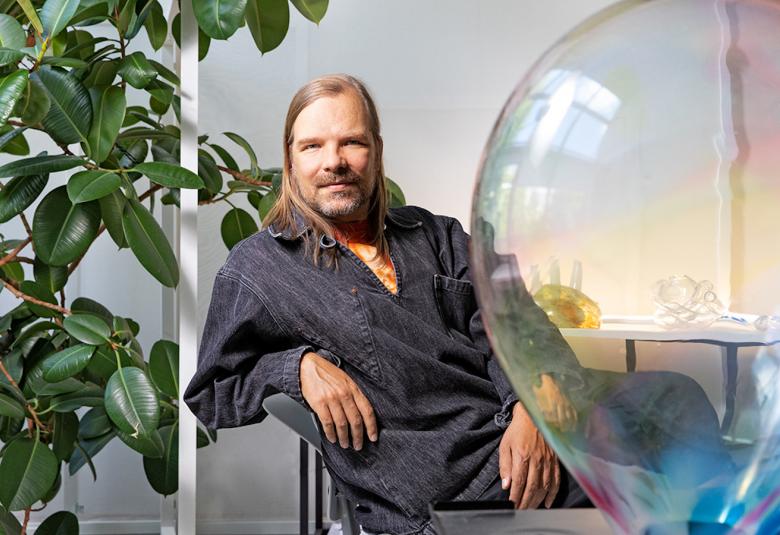 Taiteilija Tuomas A. Laitinen on saanut vuoden 2021 AVEK-palkinnon, joka myönnetään vuosittain tunnustuksena luovasta työstä. 