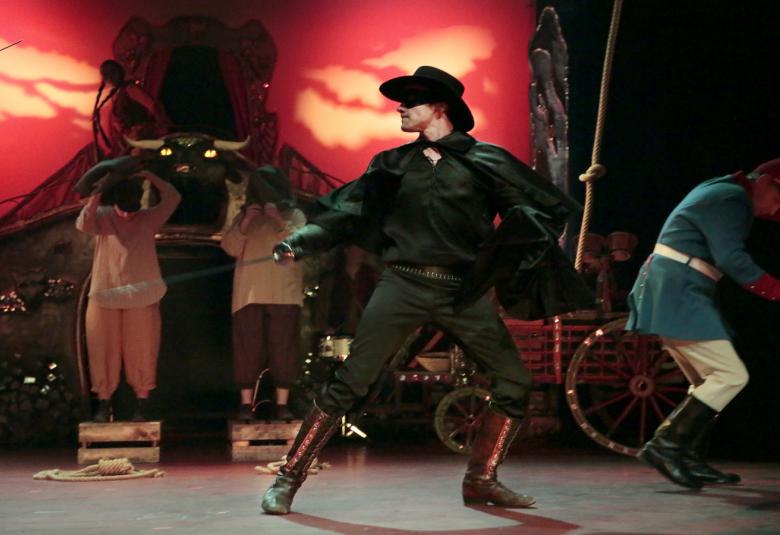 Kajaanin kaupunginteatterin Zorro-näytelmän pääosan näyttelee Jukka Peltola.