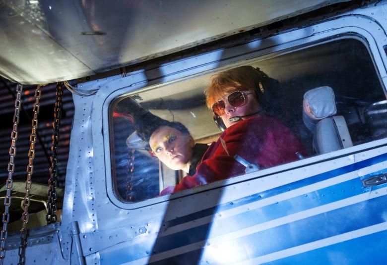 Minä, Askartelija on esitys seitsemästä päivästä ja kuudesta askartelijasta ja kertoo vaaroista joihin rakkaus askarteluun saattaa meidät suistaa. 