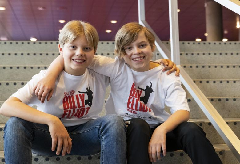 Kuvassa Oulun teatterin Billy Eliot -musikaalin nuoret päätähdet Kimi  Lumme ja Aslak Kipinä.