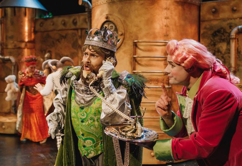 Kouvolan teatterin Adalmiinan helmi-näytelmän kuningas olikin yllättäen nainen, Tiina Winter, loistava kuninkaan osassa.