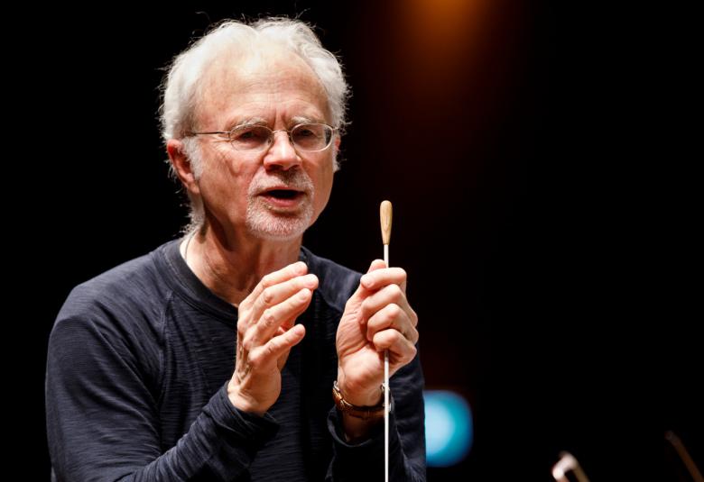 Kuvassa on John Adamsin kasvokuva. Hänellä on vaaleaat hiukset.