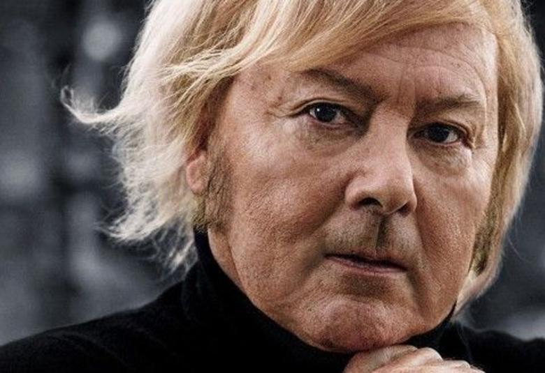 Kuvassa on Dannyn kasvokuva.  Hänellä on musta poolopaita.