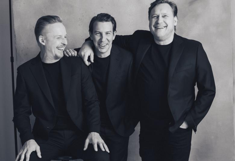 Theatre Companyn Yasmina Rezan modernissa klassikkonäytelmässä Taide loistavat Eero Aho, Aku Hirviniemi ja  paluun teatterilavalle yli 15 vuoden tauon jälkeen tekevä Samuli Edelmann.