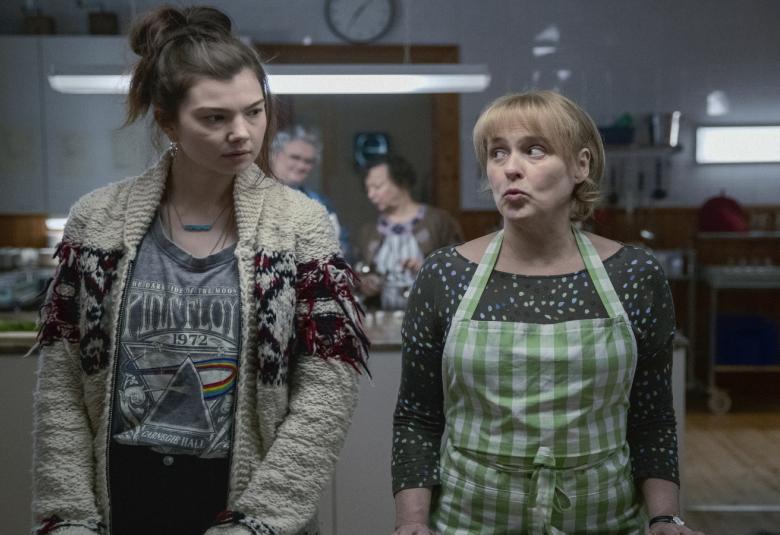 Seurakuntatalon emäntä Johanna (Leea Klemola ja tytär Siiri (Emma Kilpimaa) keittiössä, häätarjoiluja valmistamassa elokuvassa Huonot naiset.