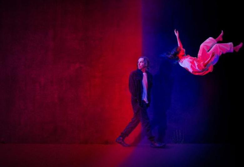 Helsinki Dance Companyn ja Kinetic Orchestran tanssiteos Gravity saa ensi-iltansa 11.11.2021 Helsingin Kaupunginteatterin pienellä näyttämöllä.