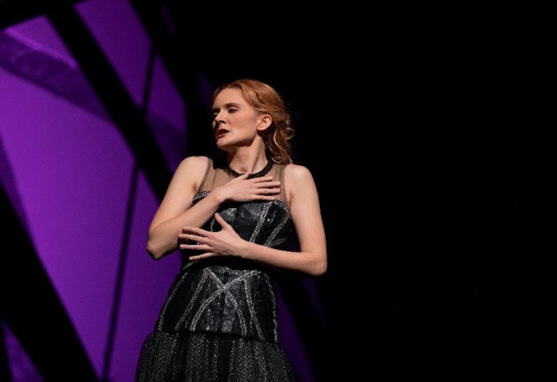 Sopraano Iida Antola nähdään Kansallisoopperan ohjelmistoon 22.10.2021 tulevan Oopperan kummituksen  Christinen roolissa.