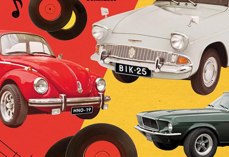 Kuvassa on punaisella ja keltaisella pohjalla harmaa Anglia keskellä, punainen kupla-Vollkari vasemmalla ja tumman vihreä Jaguar sekä mustia levyjä vasemmalla ja alhaalla reunassa.