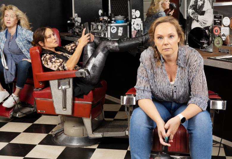 Kuvassa ovat kampaamotuoleissa istumassa erilaisissa asennoissa takana Katariina Kaitue, keskellä Maria Kuusiluoma ja edessä Sari Puumalainen.