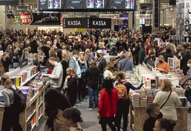 Kuvassa on Helsingin kirjamessujen kävijöitä, joita on runsaasti tutustumassa kirjamessujen osastoihin.