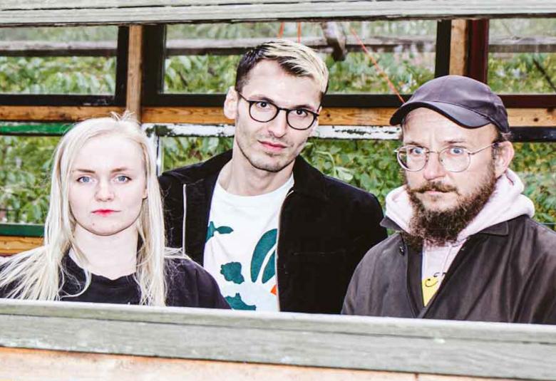 Helsingin Kirjamessuilla 2021 nähdään kolmen taiteilijan Koiran työ -teos, joka perustuu kirjallisuuden ja musiikin vuoropuheluun. 