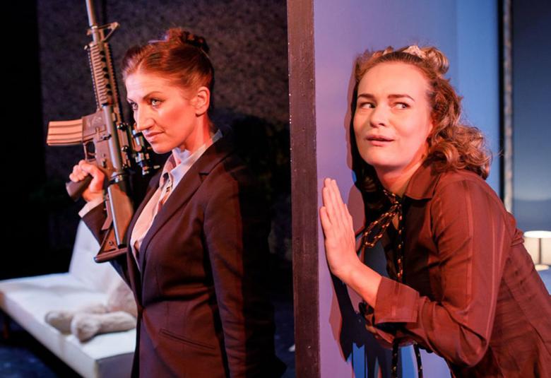 Kouvolan teatterissa esitetään näytelmää Palkkamurhaajan painjainen, jossa roolihahmoille tulee todella painajainen.