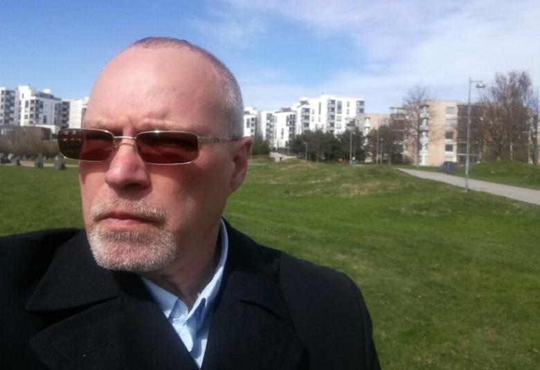 Elokuvaohjaaja ja muusikko Petri Hakkarainen on kirjoittanut kirjan 1970–1980-lukujen YYA-Suomesta, jossa vallitsi vielä normeissa pysyttelevä yhtenäiskulttuuri. 