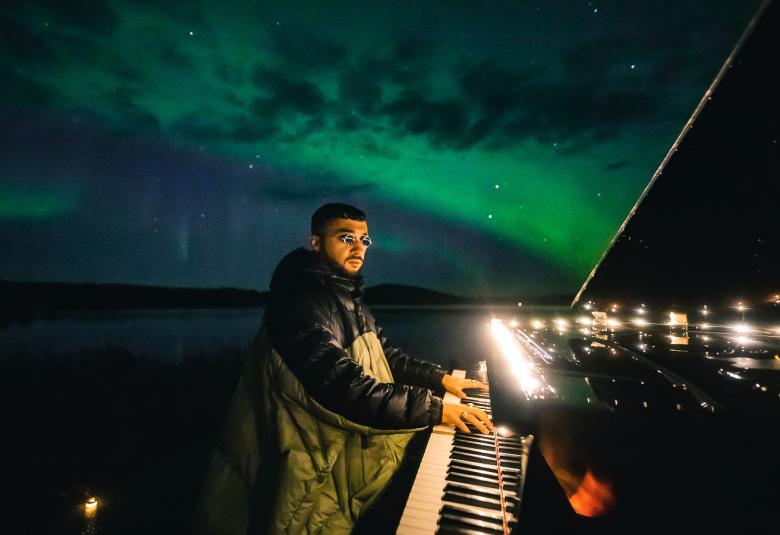 Visit Finlandin ja Visit Ylläksen kanssa yhteistyössä toteuttamassa konsertissa ranskalainen pianisti Sofiane Pamart soitti 8.9.2021 klassista musiikkia Ylläksen revontulien alla. 