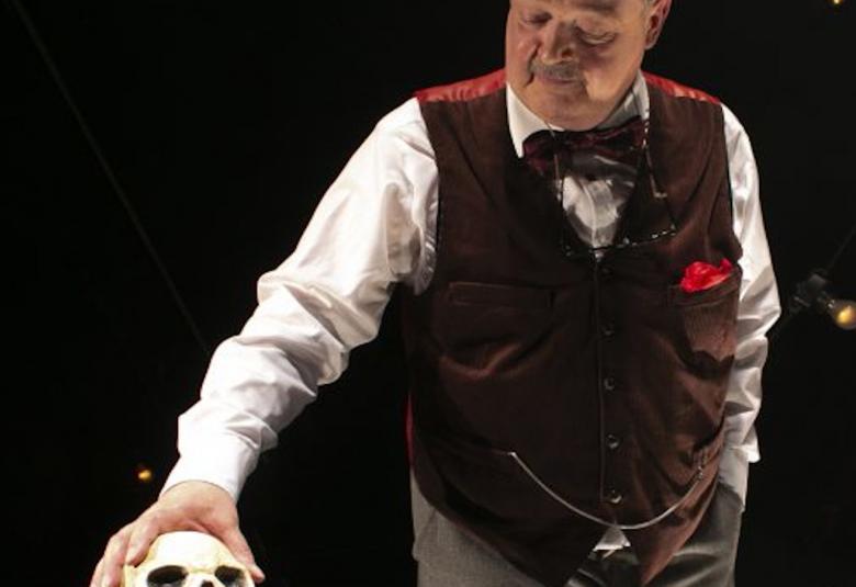 Jarno Pirinen on teatterin tarpeistonhoitaja, työstään ja osaamisestaan ylpeä mies.