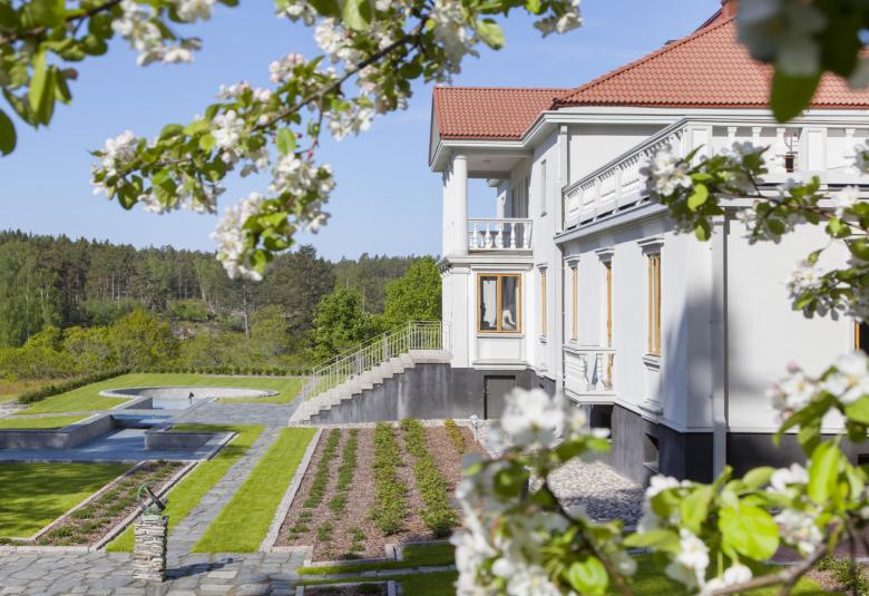 Amos Andersonin italiaistyylinen klassistinen villa sijaitsee Kemiönsaarella laajan omenatarhan keskellä.