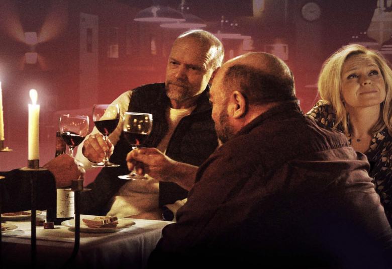 Yö armahtaa elokuvassa baarin pöydässä on Juhani (Timo Torikka), Risto (Kari  Heiskanen), Heikki (Pertti Sveholm) ja Eeva (Anu Sinisalo). 