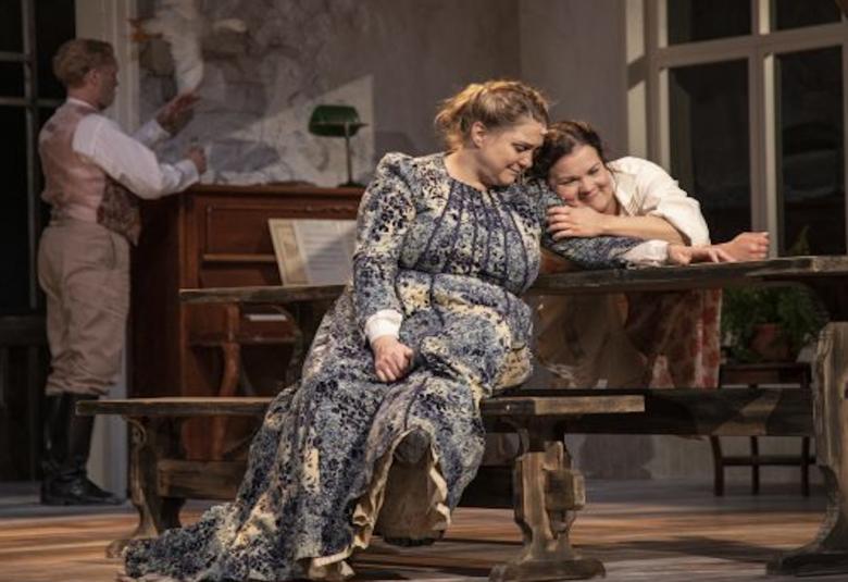 Anna Liisa ja Pirkko ovat sisaruksia, Anna-Liisa, jota Miia Maaranen esittää on rauhallinen, ja Pirkko on rasavilli, jota esittää Marika Huomolin.