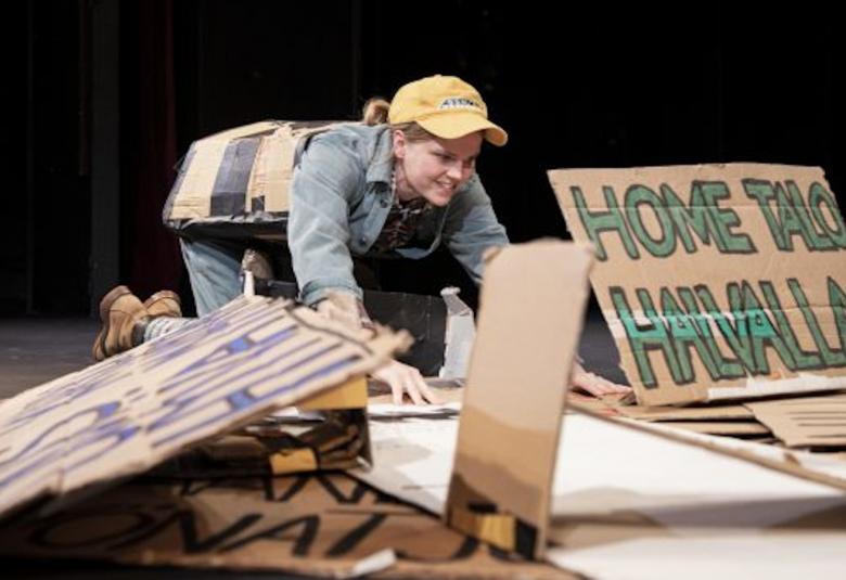 Kotkan teatterissa esitettiin näytelmää Karpolla on asiaa Taideyliopiston Teatterikorkeakoulun oppilaiden voimin Kristian Smedsin ohjauksessa lokakuussa 2021. 