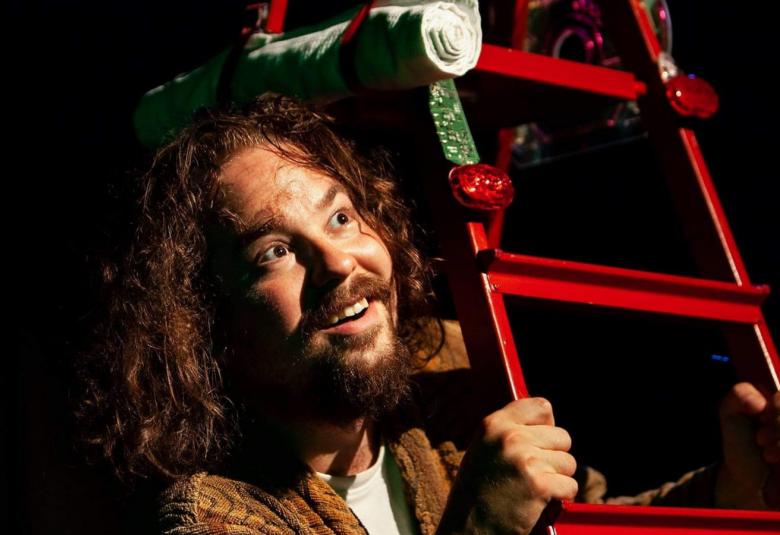 Kuvassa on Pyry Kuronen, jonka kasvot ovat keskellä kuvaa ja hän pitää kädessään punaisia tikkaita.  Tausta on musta.