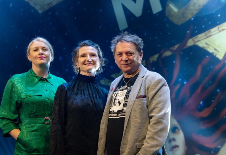 Kuvassa Tampereen Työväen Teatterin Momentum 1900 -musikaalin säveltäjä Eeva Kontu ja käsikirjoittajat Sirkku Peltola sekä Heikki Salo.