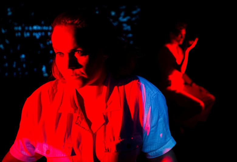 Two Phone Calls näytelmä,  joka pohjautuu Aleksei Navalnyin ja Donald Trumpin puheluihin, saa ensi-iltansa 29.1.2022, kuvassa näyttelijät Iida-Maria Lindstedt ja Outi Condit.