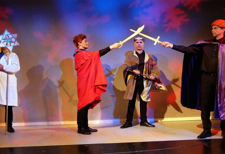 Kouvolan teatterissa aloitettiin joulu 2021 hyvissä ajoin kun Joulushown esitykset alkoivat marraskuun alkupuolella.