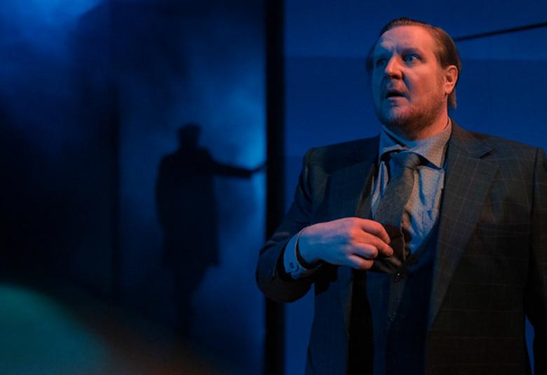 Jukka Hopeaniemen roolissa on Santtu Karvonen ja Jukan pitäisi päästä Lapista seuraavaksi aamuksi suoraan tv-lähetykseen.  