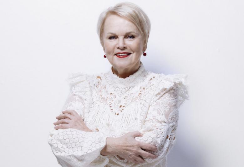 Jouluradion Hoosianna-virren laulaa Katri Helena tänä vuonna hellänä ja herkkänä versiona. 