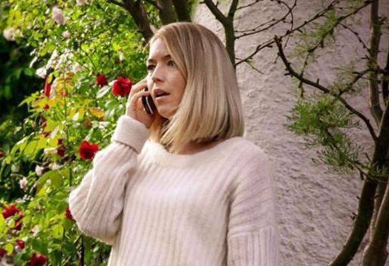 Kuvassa on Linda Zilliacus puolivartalokuvassa vinottain ja puhuu kännykkään.  Hänellä on vaaleat puolipitkät hiukset.