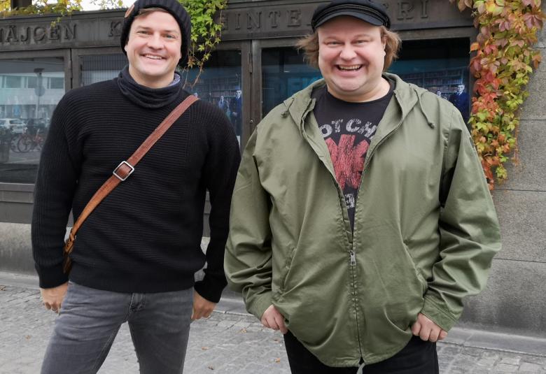 Mikael Saari ja Tuomas “Tume” Uusitalo esiintyvät päärooleissa kesän 2022 Broadway-musikaalin Murhan ja rakkauden käsikirja herrasmiehille Suomen kantaesityksessä.